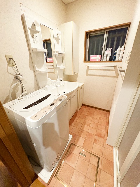 洗面の床がブヨブヨする…床下点検でシロアリ被害を確認|洗面所リフォーム