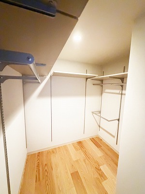 ウォークインクローゼットを使いやすく！可動棚の設置